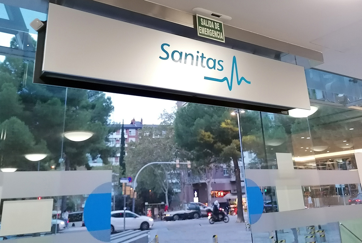View of the Zen air curtain installed at the door of the Sanitas Cima hospital in Barcelona.